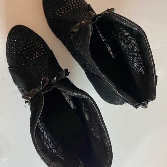 Huaqiang Black Boots with beads and Lace pattern women’s size 9.5  2.5 inch heel - Picture 3 of 11